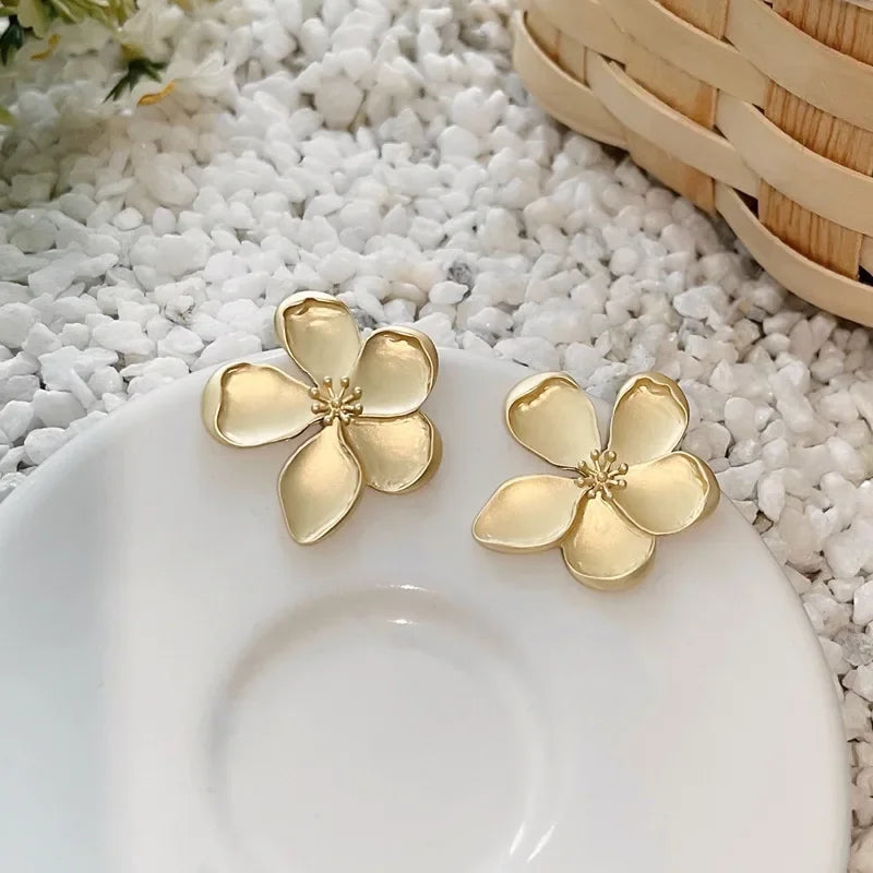 Gold Color Matte Texture Metal Flower Retro Earrings for Women Girls Fashion Party Jewelry Gifts 2024 Temperament Earrings