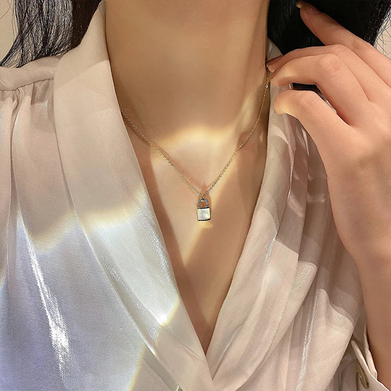 Design Sense Shell Gold Color Lock Pendant Short Choker Necklace For Woman Korean Fashion Jewelry Goth Girls Sexy Clavicle Chain