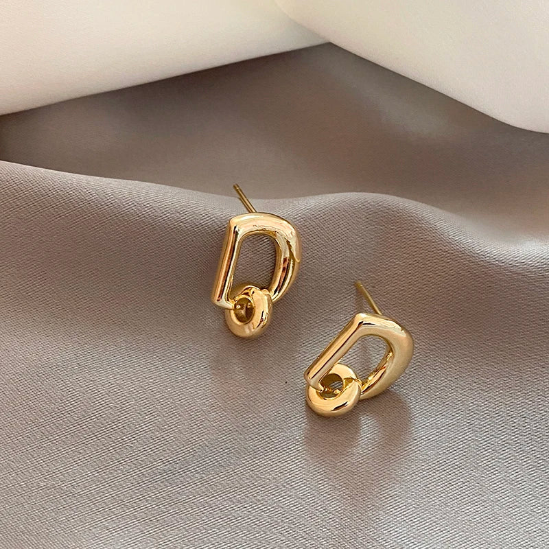 Classic and Minimalist Design Metal D-letter Circular Pendant Earrings Exquisite Accessories for Women at 2023 Fashion Jewelry