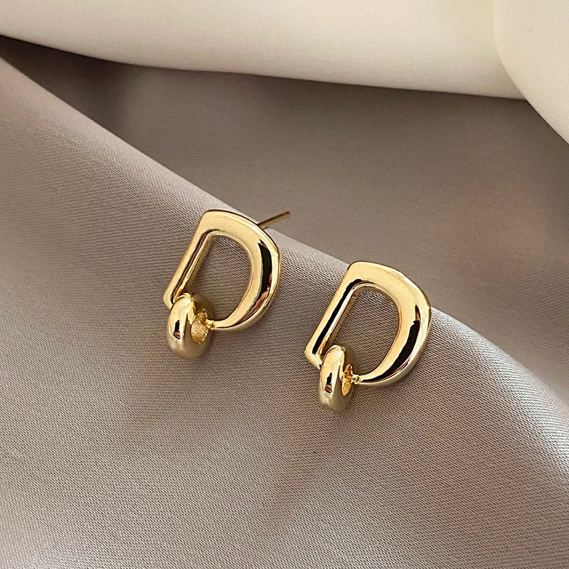 Classic and Minimalist Design Metal D-letter Circular Pendant Earrings Exquisite Accessories for Women at 2023 Fashion Jewelry